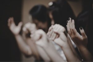 Christentum ohne Filter: Wie die Großkirchen den lebendigen Glauben verwässern
